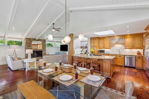 Interior - 1 Catbird @ Sea Pines | | Golf Views | Steps From Beach | Game Room | Scenic Screened Porch (Hilton Head Island)