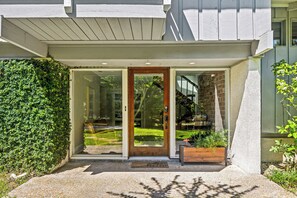 Exterior detail - 1 Catbird @ Sea Pines | | Golf Views | Steps From Beach | Game Room | Scenic Screened Porch (Hilton Head Island)