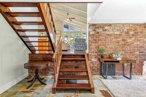 Interior - 1 Catbird @ Sea Pines | | Golf Views | Steps From Beach | Game Room | Scenic Screened Porch (Hilton Head Island)