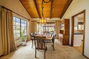 Hus, flere senger, peis, fjellutsikt (Sonora Splendor) | Spiseområde på rommet