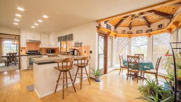 Rumah, Beberapa Tempat Tidur, perapian, pemandangan gunung (Sonora Splendor) | Makan di kamar