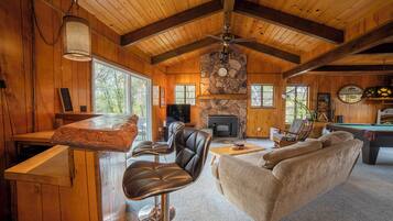 Rumah, Beberapa Tempat Tidur, perapian, pemandangan gunung (Sonora Splendor) | Area keluarga | Televisi layar datar 42-inci dengan saluran TV digital dan perapian