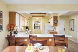 Condo, varias camas, balcón, vista al jardín (Evergreen Haven) | Cocina privada | Cafetera y tetera 