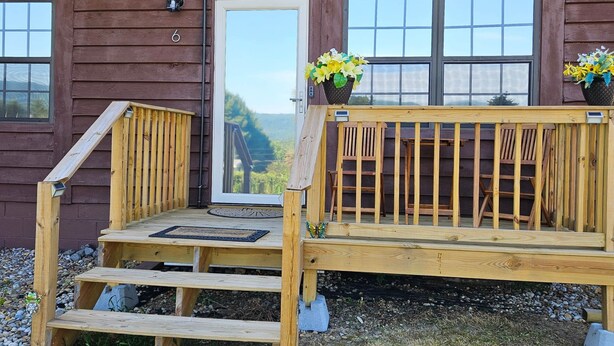 A wooden cabin with a porch, steps, and a door. - Mountain Views - LMU 1 1/2 (Harrogate)