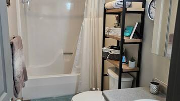 Secador de cabelo, toalhas de banho