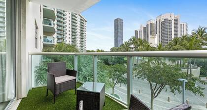 Condo Close to the Beach Pool, Gym, Tennis 2BR 6 Guests