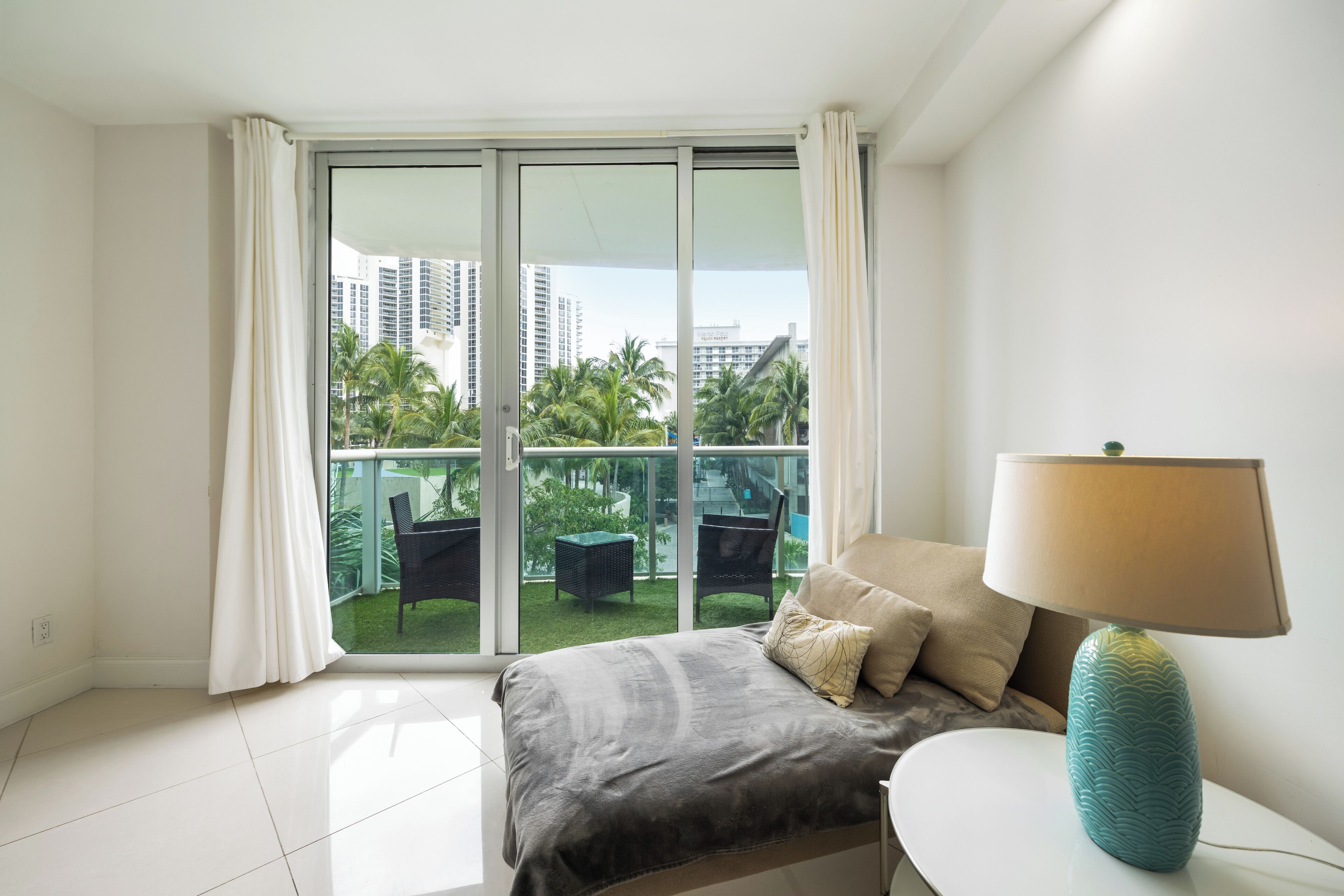 Condo, várias camas, sacada (Condo Close to the Beach!) | Área de estar | TV de tela plana 42 polegadas com canais digitais