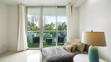 Condo, várias camas, sacada (Condo Close to the Beach!) | Área de estar | TV de tela plana 42 polegadas com canais digitais