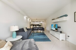 コンドミニアム ベッド (複数台) バルコニー (Condo Close to the Beach!) | リビング エリア | 42 インチの薄型テレビ (デジタル放送視聴可)