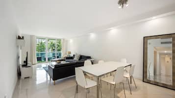 Condo, várias camas, sacada (Condo Close to the Beach!) | Opções para refeição no quarto