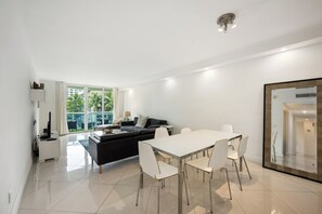 コンドミニアム ベッド (複数台) バルコニー (Condo Close to the Beach!) | 客室内のダイニングエリア