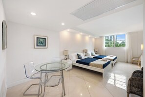 コンドミニアム ベッド (複数台) バルコニー (Condo Close to the Beach!) | 2 室のベッドルーム、客室ごとに異なる装飾、客室ごとに異なるインテリア、アイロン / アイロン台