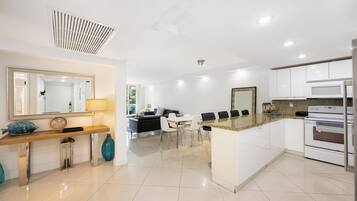 Condo, varias camas, balcón (Condo Close to the Beach!) | Cocina privada | Cafetera y tetera