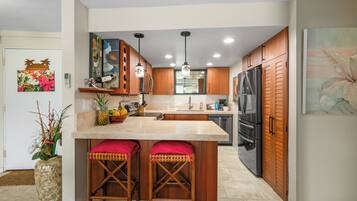 Fridge, oven, stovetop, dishwasher