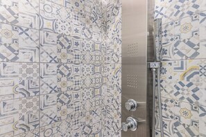 Dusche, Haartrockner, Bidet, Handtücher