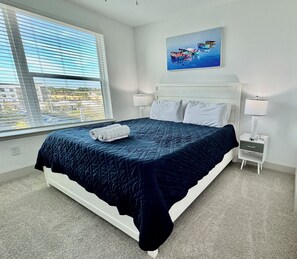 1 chambre, bureau, fer et planche à repasser, lit parapluie