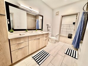 Haartrockner, Handtücher, Seife, Toilettenpapier