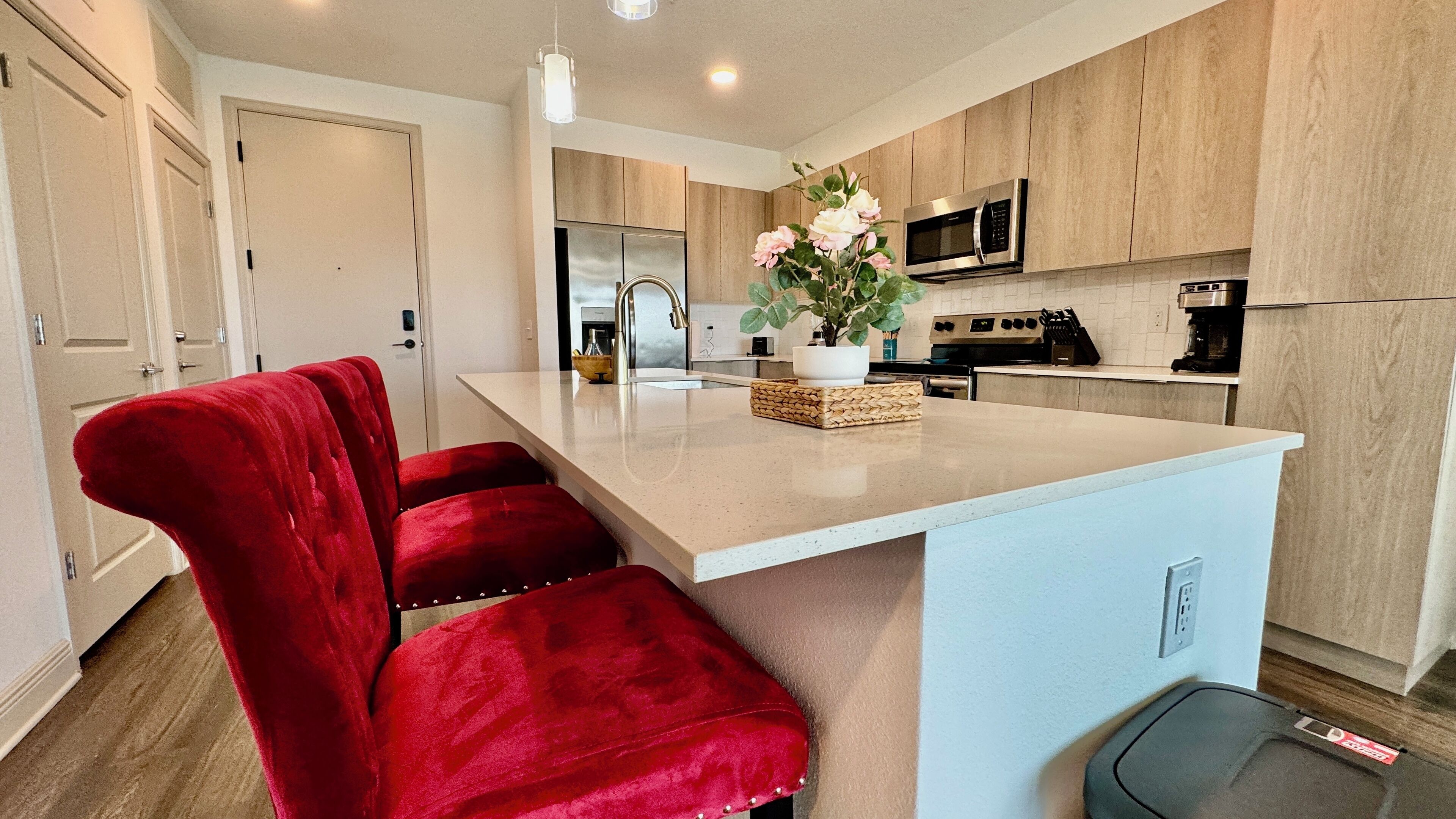 Jääkaappi, mikroaaltouuni, uuni, liesi