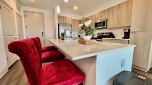 Fridge, microwave, oven, stovetop - Luxury Apartment King Bed Stunning View Pool Gym Near Mayo Clinic UNF & Beaches (Jacksonville)