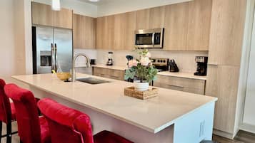 Jääkaappi, mikroaaltouuni, uuni, liesi