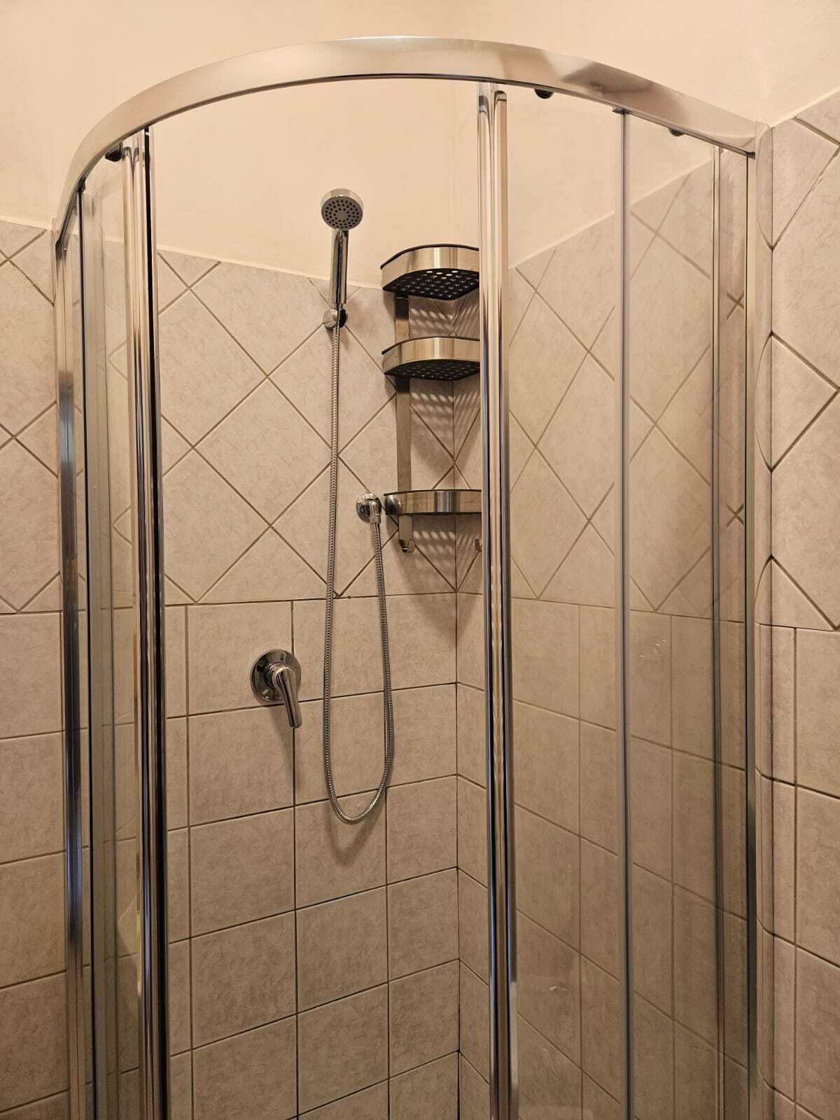Dusj, hårføner, bidé og håndklær