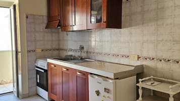 Kühlschrank, Ofen, Herdplatte, Wasserkocher mit Kaffee-/Teezubehör