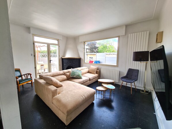 Smart TV, fireplace, ping pong