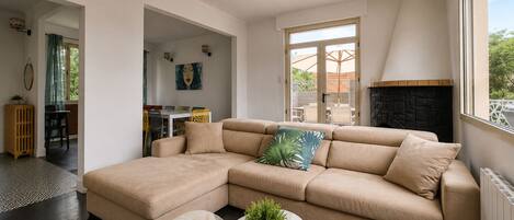 Smart TV, fireplace, table tennis