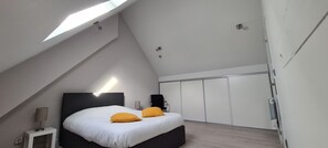 6 bedrooms, desk, iron/ironing board, free WiFi