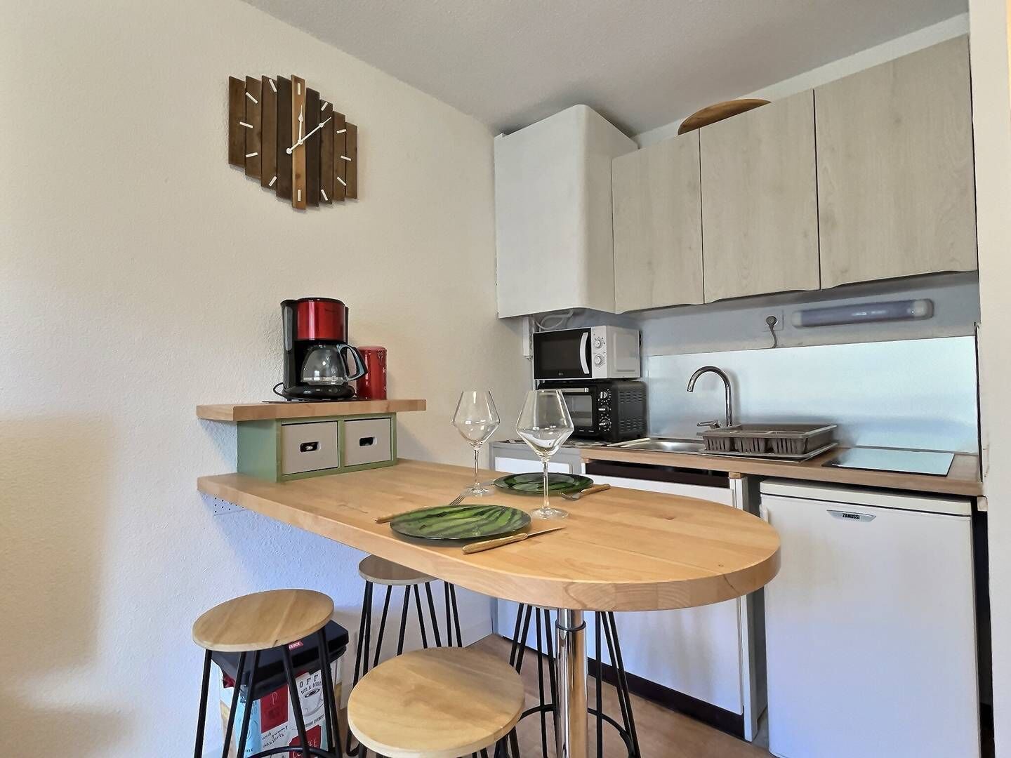 Køleskab, mikrobølgeovn, brødrister, køkkentøj/tallerkener/redskaber