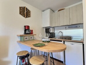 Kjøleskap, mikrobølgeovn, brødrister og kjøkkenutstyr