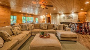 Een smart-tv, een open haard en tafelvoetbal