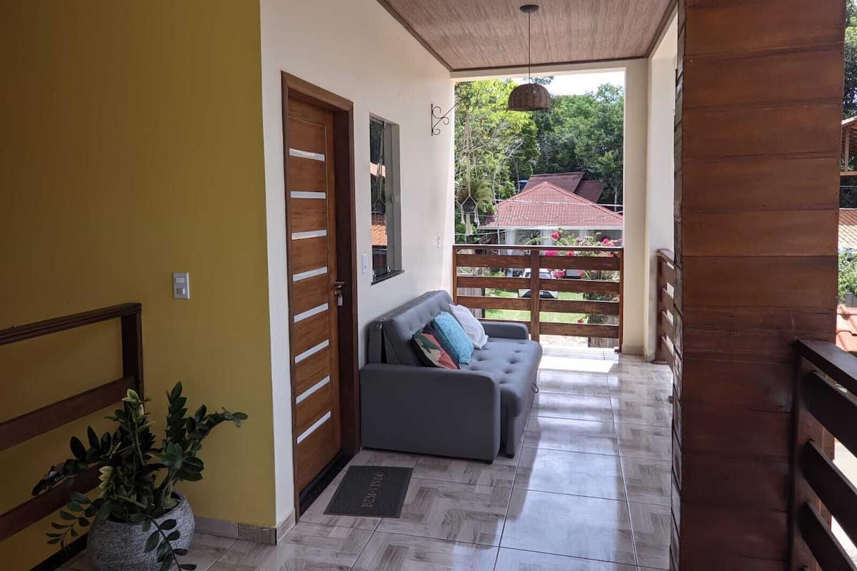 Bar mini, ruang kerja komputer riba, seterika/papan seterika 