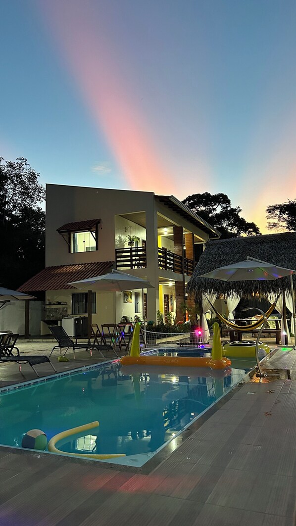 Minibaari, yksilöllisesti sisustettu, yksilöllisesti kalustettu