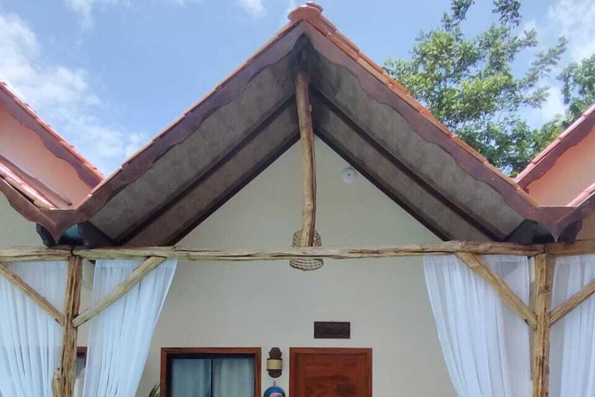 Premium Cabin, 1 Bedroom, Pool View, Poolside | Bar mini, ruang kerja komputer riba, seterika/papan seterika 