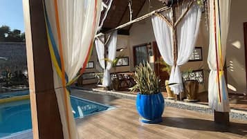 Kabin Premium, 1 kamar tidur, pemandangan kolam renang, di pinggir kolam renang | 1 kamar tidur, minibar, dan didekorasi berbeda-beda