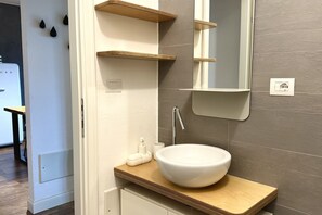 Douche, bidet, serviettes fournies