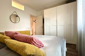 1 bedroom, internet, bed sheets