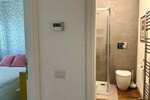 Shower, bidet, towels