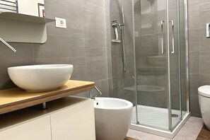 Shower, bidet, towels - N292 - Numana, delightful two-room apartment a stone's throw from the centre (Sirolo)