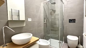 Dusche, Bidet, Handtücher