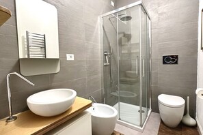 Een douche, een bidet, handdoeken