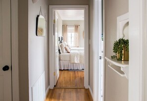 3 bedrooms, desk, iron/ironing board, free WiFi - Holiday Wine & Lights Getaway - 3BR, 2BA Mins from Main Street & Marketplatz (Fredericksburg)