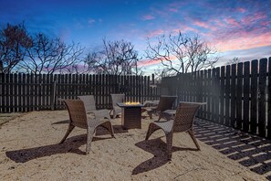 Property grounds - Spacious Wine Getaway w/firepit - 6 blocks to Main St & Mins to 290 Wine Trail (Fredericksburg)