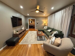 TV connectée, lecteur de DVD, livres