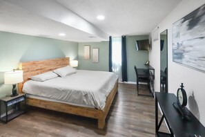 6 bedrooms, desk, iron/ironing board, travel cot