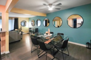 Dining - Modern 6BR West Omaha, 2-Car Garage, W/D, Smart TV, Pet-Friendly, 1 Gbps (Omaha)