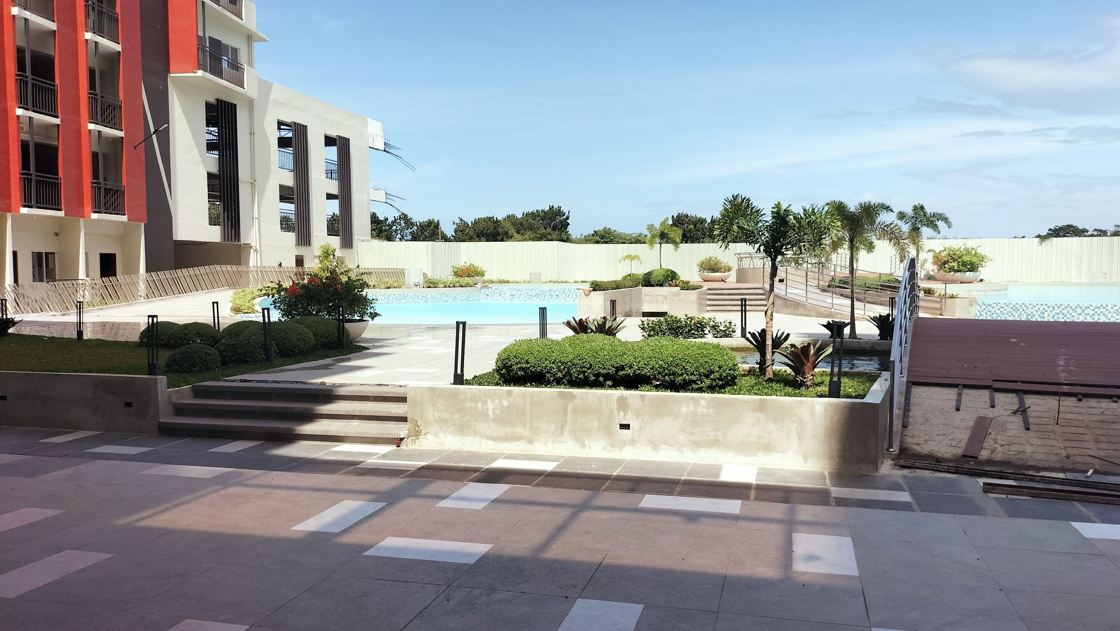 2 outdoor pools