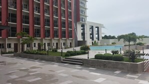 2 outdoor pools - Prime World District (Lapu-Lapu)