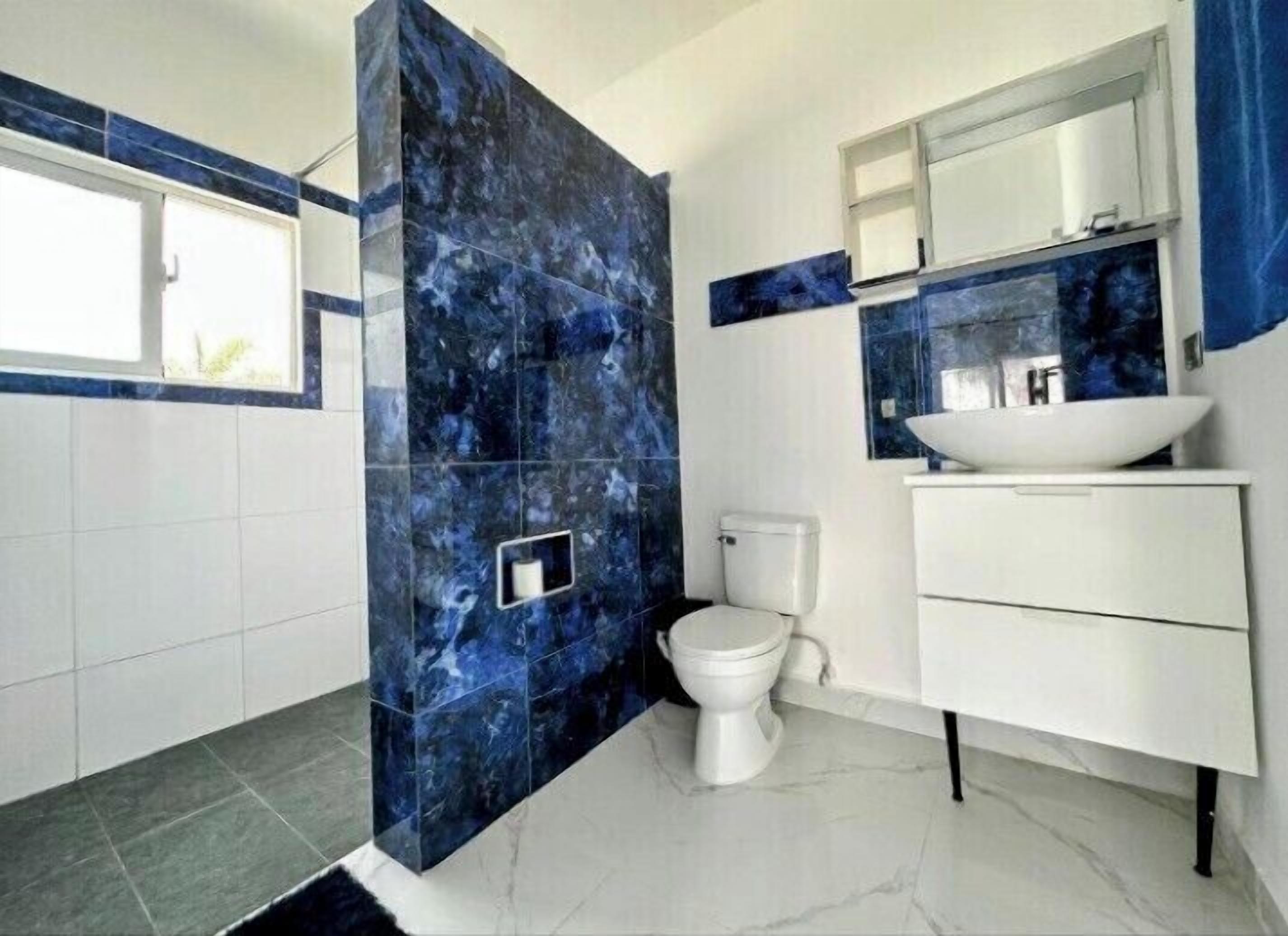 Chambre, vue piscine | Salle de bain | Douche, serviettes fournies, papier toilette